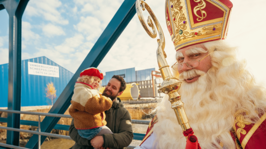 Sinterklaas op slechtweervandaag en een piet ernaast