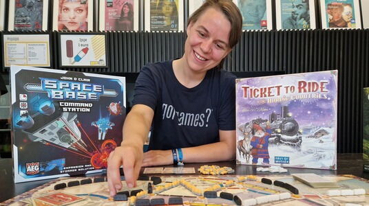 Lisa Wyns omringd door enkele spellen