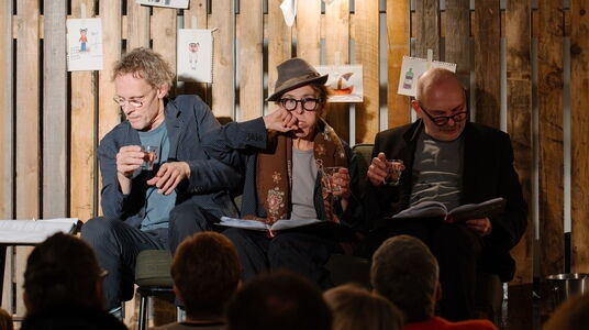 Scenefoto de grote opilchter: drie mannen op een rijtje