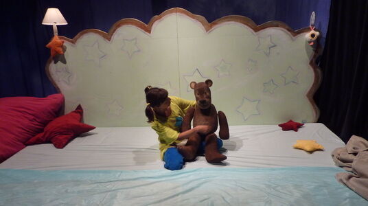 Toneel op een heel groot bed