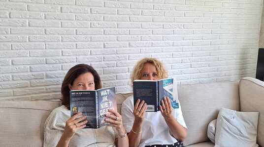 Wendy en Greet van de Leesclub Hoboken met de neus in de boeken