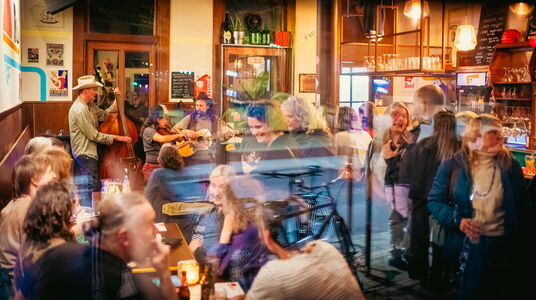 Mensen bij een optreden van Tournée Musicale