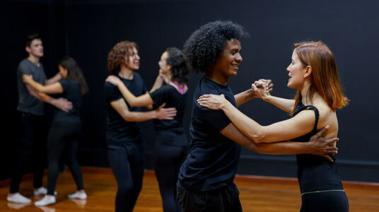 Twee mensen die salsa dansen